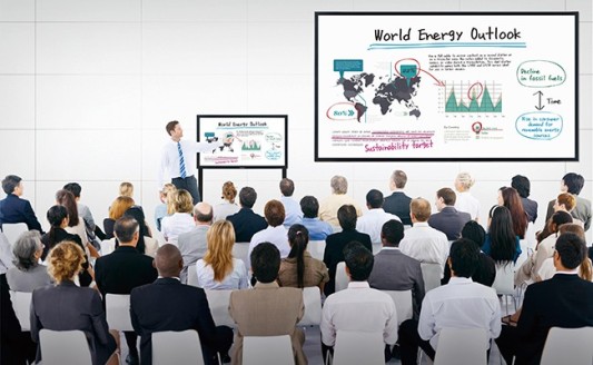 Il multi-touch da 80″ entra nelle scuole