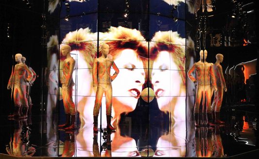Il videomapping Panasonic rende omaggio al celebre cantante David Bowie