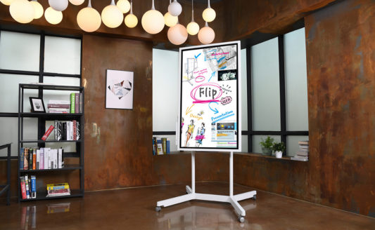 Lo spazio in sala riunioni si trasforma: Samsung presenta Flip