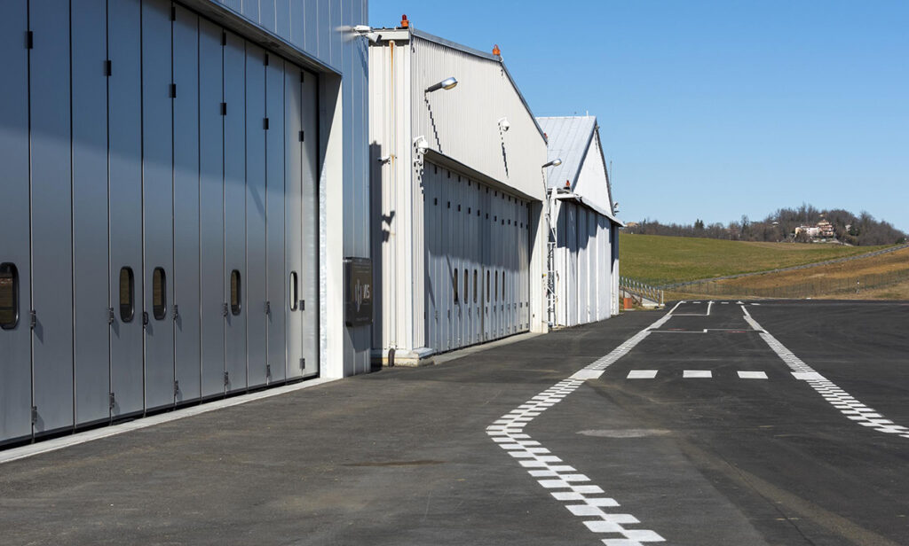 Elvox Aeroporto Pavullo - esterno hangar