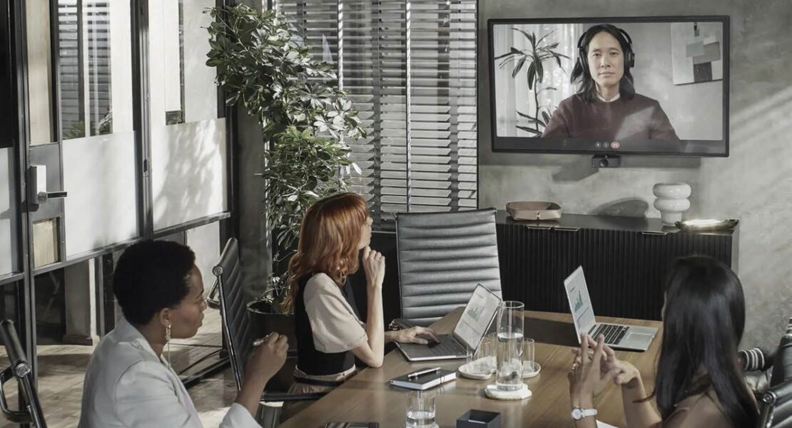 Shure MXA902, il primo array da soffitto con microfono, altoparlante e DSP Intellimix